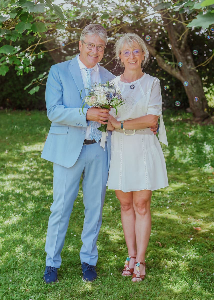 photo de couple après leur union à la mairie à Amiens