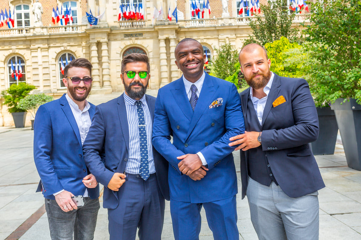 Témoins du marié photographiés en groupe