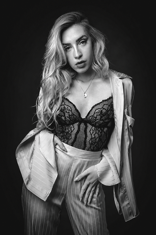 Portrait boudoir en tenue élégante à Amiens