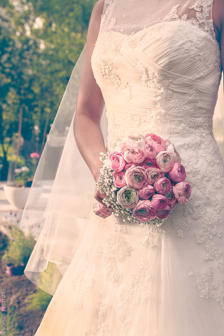 Détails de la robe et du bouquet de la mariée